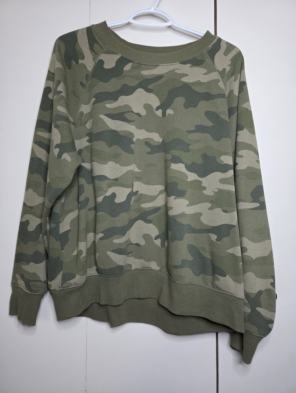 Old Navy Women's L Olive Green Camo Crewneck Sweatshirt
